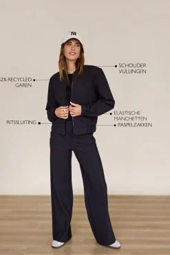 Blazers & Jasjes|Jassen><noscript><img width=